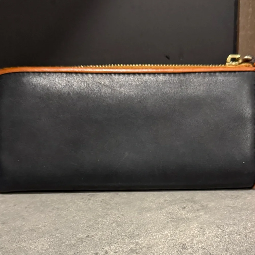 Dooney & Bourke 3/4 Zip Accordian Wallet in Black w/Tan Leather Trim! GUC!! - Picture 2 of 13